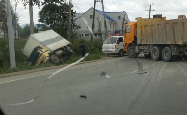 Два грузовика и универсал столкнулись в Южно-Сахалинске