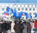 В Корсакове прошел митинг в поддержку Крыма (ФОТО)