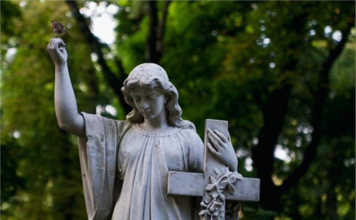 Сахалинцам предлагают убрать заброшенные могилы на старом кладбище