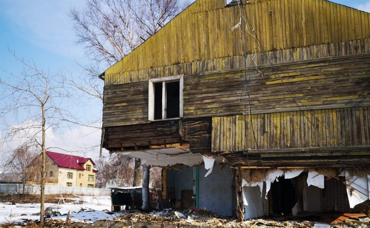 Ветхий дом в Южно-Сахалинске начали разбирать с первого этажа