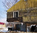Ветхий дом в Южно-Сахалинске начали разбирать с первого этажа