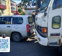 В Углегорске грузовик сбил женщину и врезался в припаркованную машину
