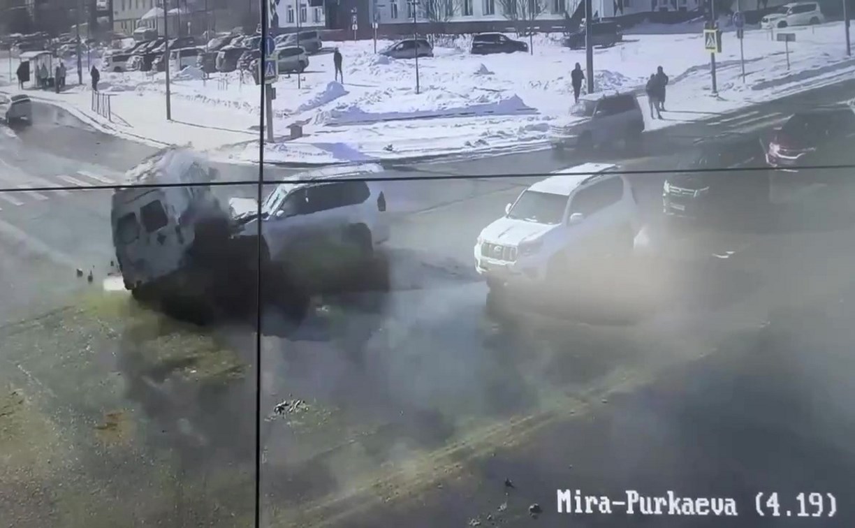 Момент столкновения скорой помощи и внедорожника попал на видео в Южно-Сахалинске