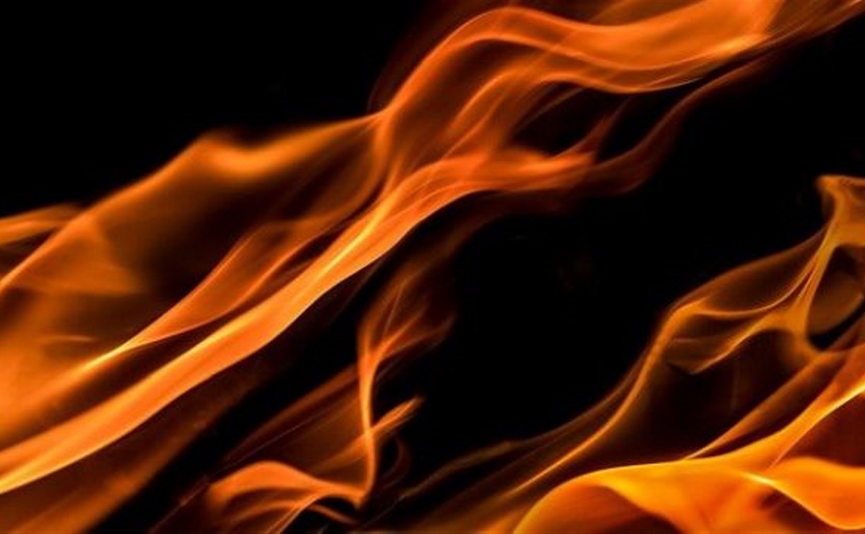 Два автомобиля сгорели на юге Сахалина за сутки