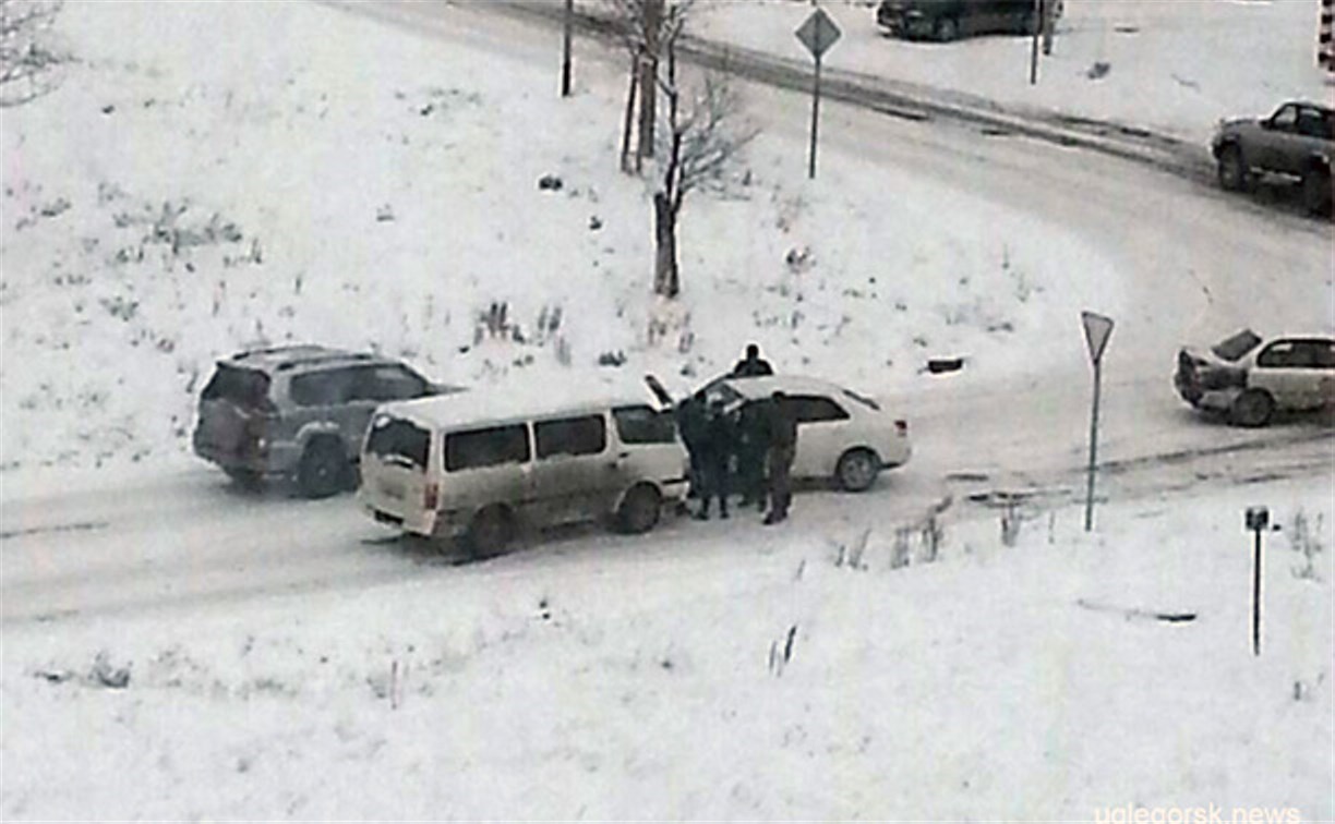Выпавший в Шахтерске снег сразу привел к авариям на дорогах