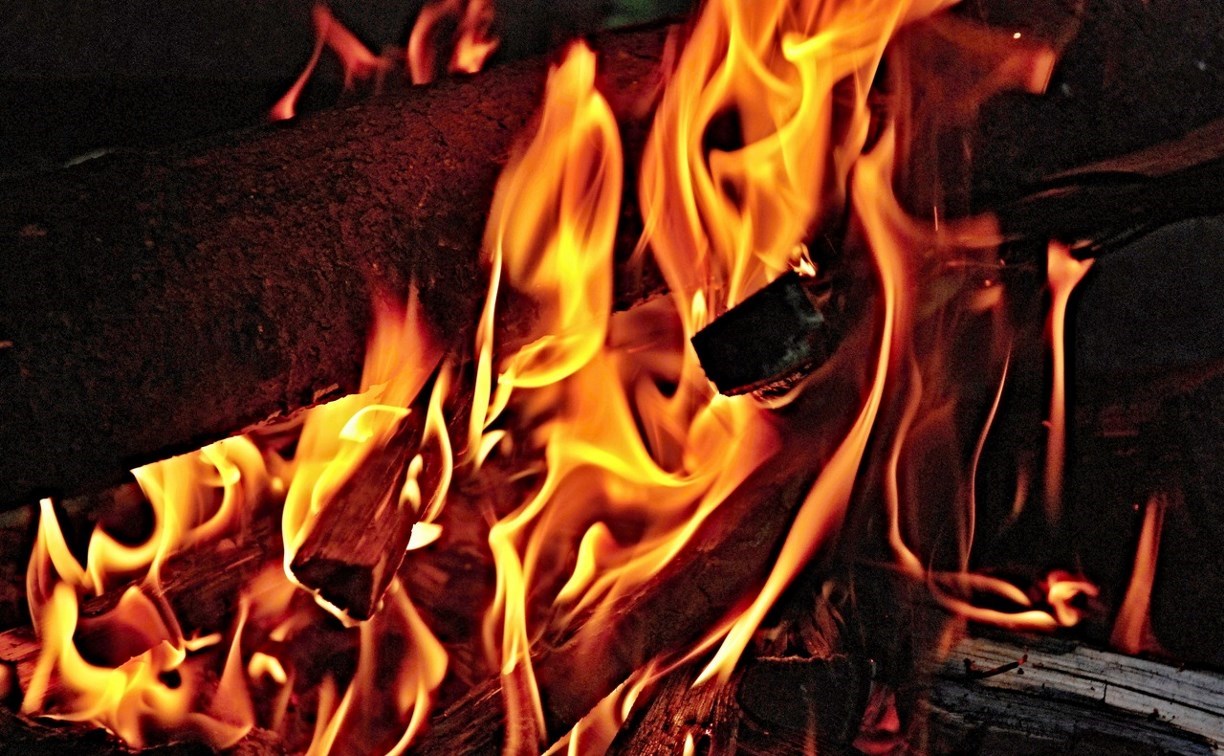 Заброшенный дом вспыхнул глубокой ночью в Поронайске