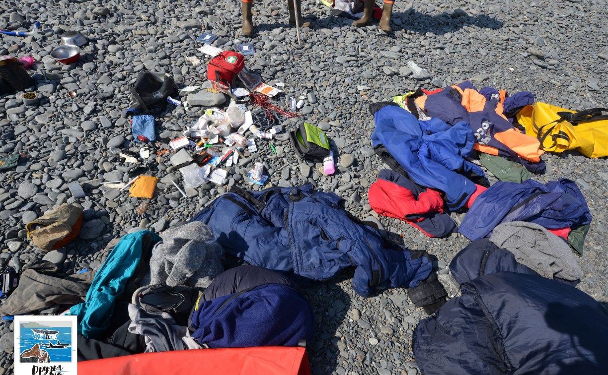 Лагерь сахалинских волонтеров разгромили отловщики косаток в Охотском море