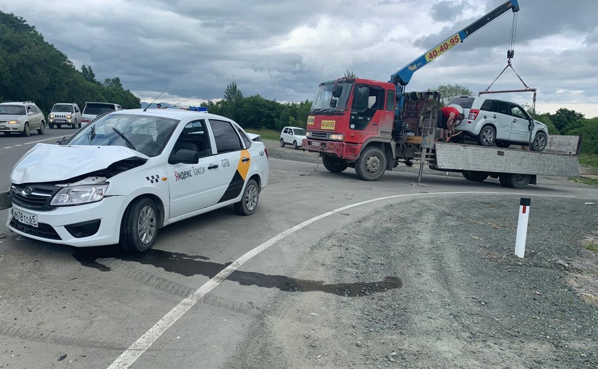 Женщина пострадала при столкновении двух легковых авто на юге Сахалина