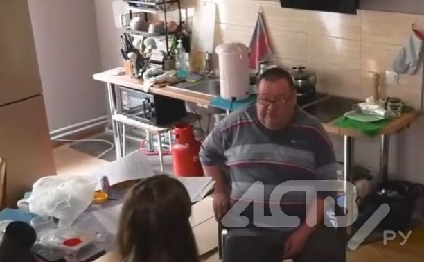 "Спал на матрасе, готовил в ванной": инвалид в Южно-Сахалинске почти год добивается ремонта в квартире