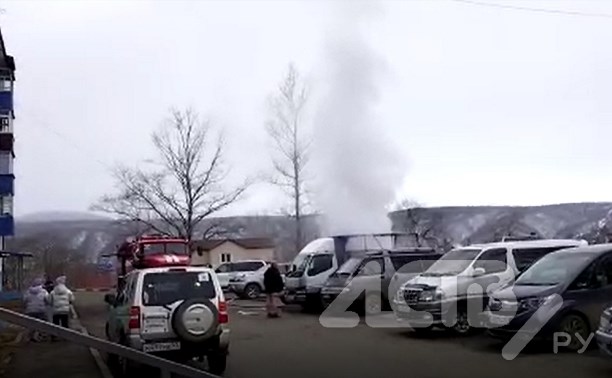 В Александровске-Сахалинском во дворе дома загорелся автофургон