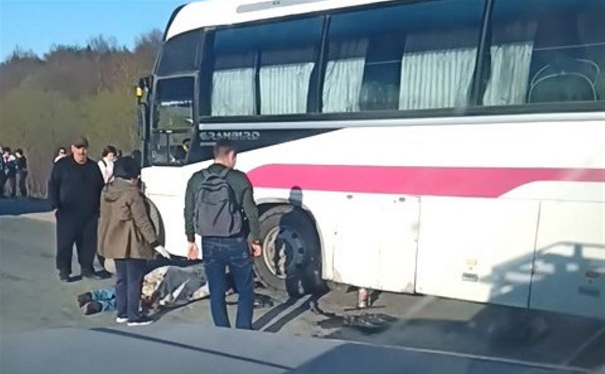 Водителя автобуса Южно-Сахалинск - Поронайск насмерть задавило во время замены колеса