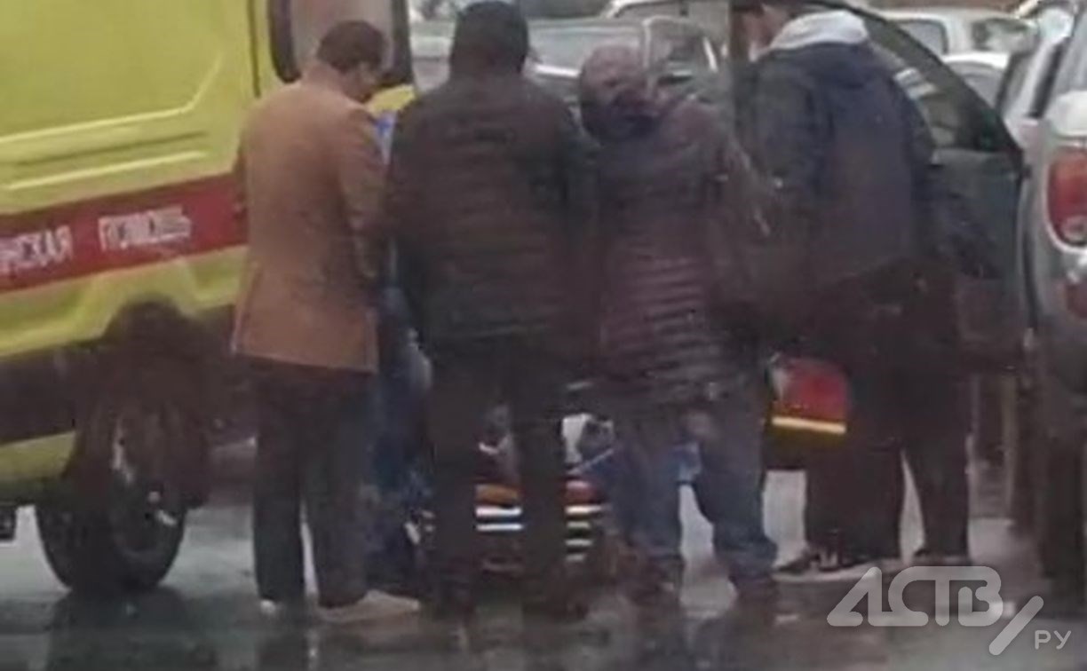 Мужчину без сознания нашли рядом с поликлиникой в Южно-Сахалинске - на месте работала скорая