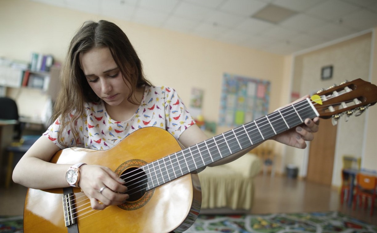 «Вольные музыканты» подарили ребятам из макаровского «Огонька» гитары