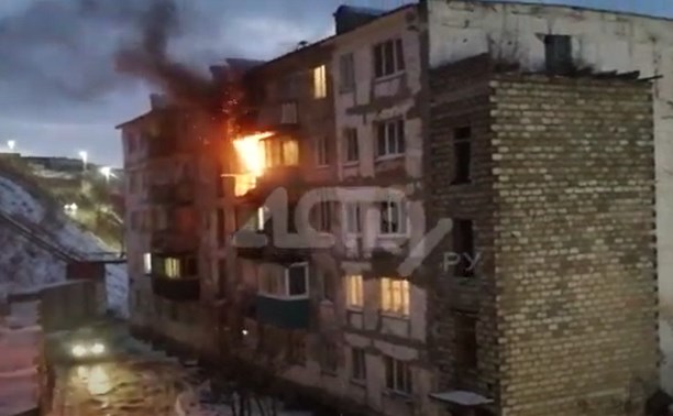 Квартиру на четвертом этаже дома в Холмске полностью охватило огнём