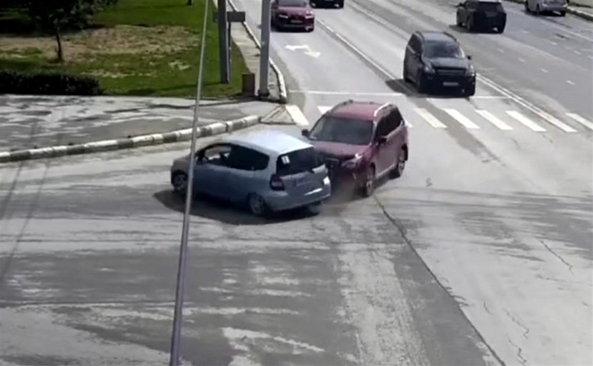"ДТП под мигающий желтый": в Южно-Сахалинске жестко столкнулись хэтчбек и кроссовер 