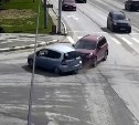 "ДТП под мигающий желтый": в Южно-Сахалинске жестко столкнулись хэтчбек и кроссовер 