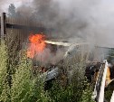 Появились новые кадры с места тушения автомобиля в Тымовском