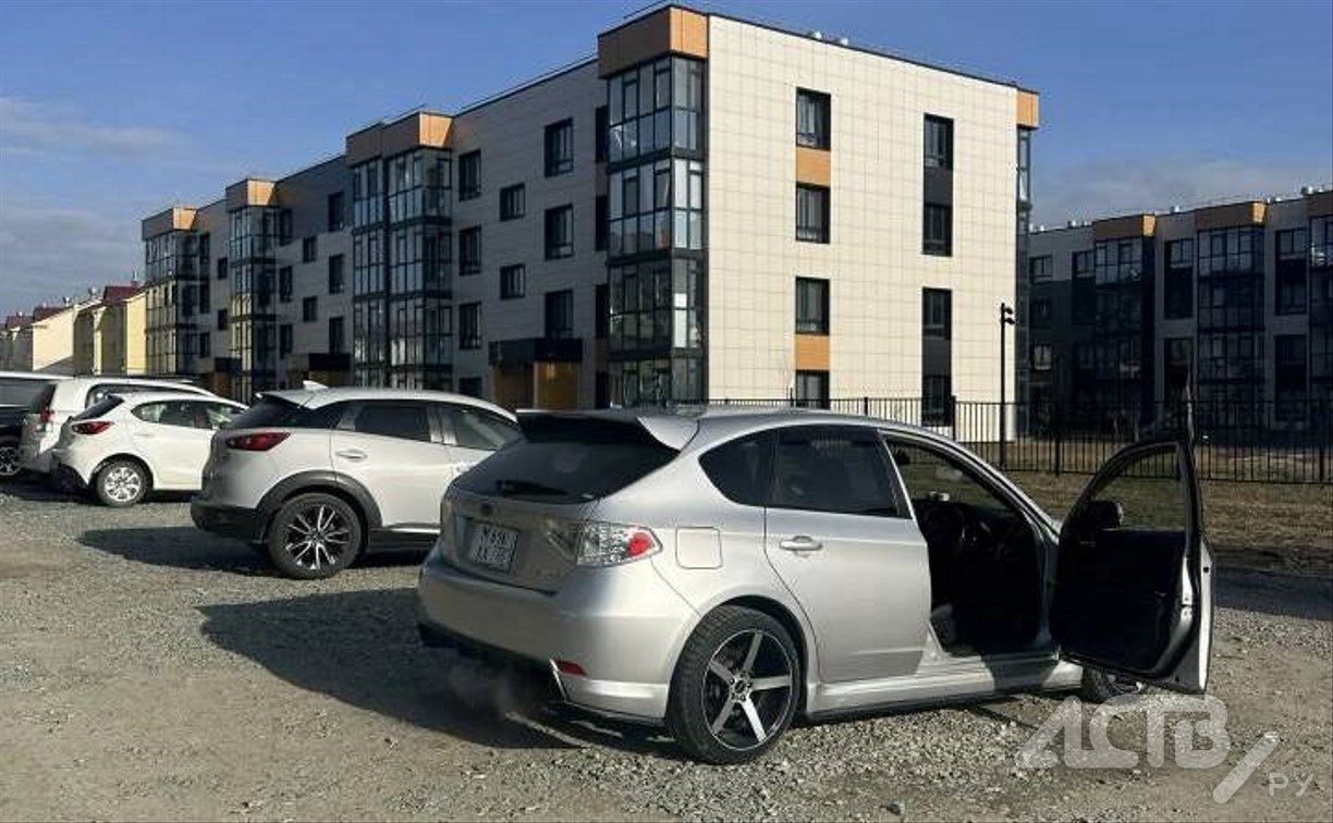 Неизвестный автомобиль врезался в Subaru Impreza и скрылся с места ДТП в Дальнем