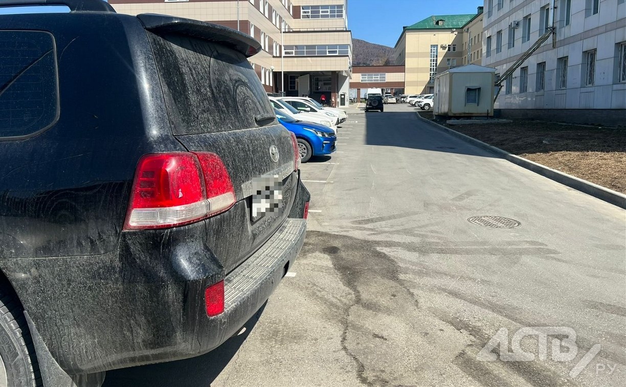 Неизвестный врезался в припаркованный внедорожник и скрылся с места происшествия в Южно-Сахалинске