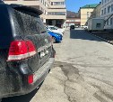 Неизвестный врезался в припаркованный внедорожник и скрылся с места происшествия в Южно-Сахалинске