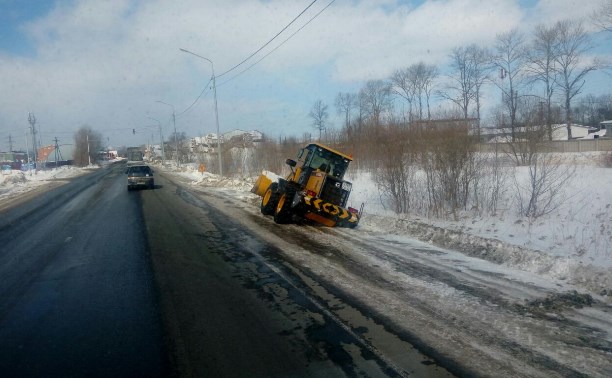 Фронтальный погрузчик застрял в кювете в Дальнем