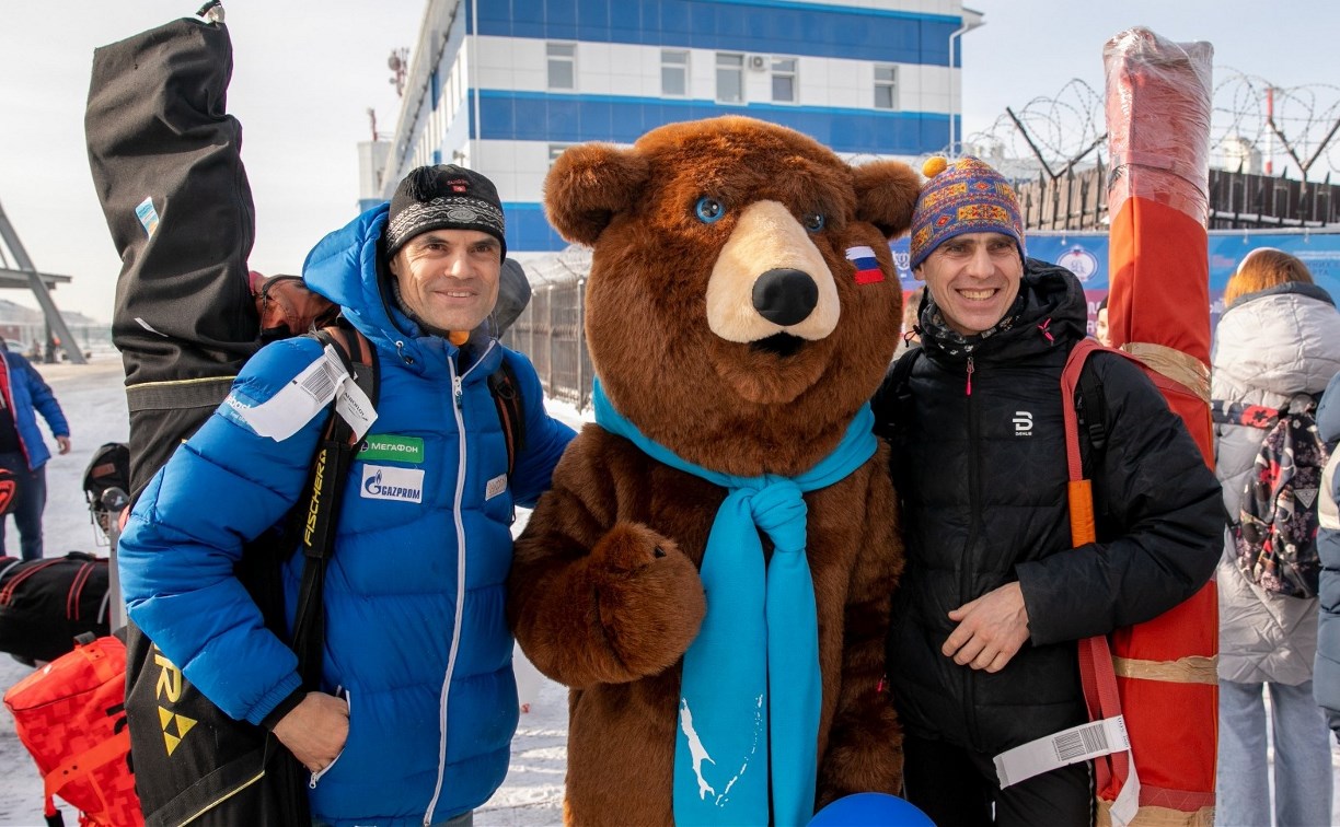 Зим Зимыч встретил прилетевших на Сахалин призёров Олимпийских игр и членов сборной страны по лыжным гонкам