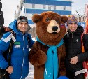 Зим Зимыч встретил прилетевших на Сахалин призёров Олимпийских игр и членов сборной страны по лыжным гонкам
