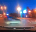Резвая легковушка в Южно-Сахалинске промчалась по перекрёстку на красный сигнал светофора