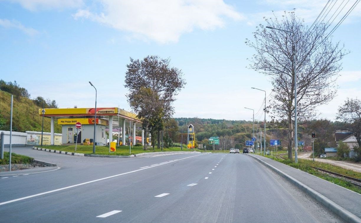 Въезд в Корсаков покрыли асфальтом и обустроили тротуарами