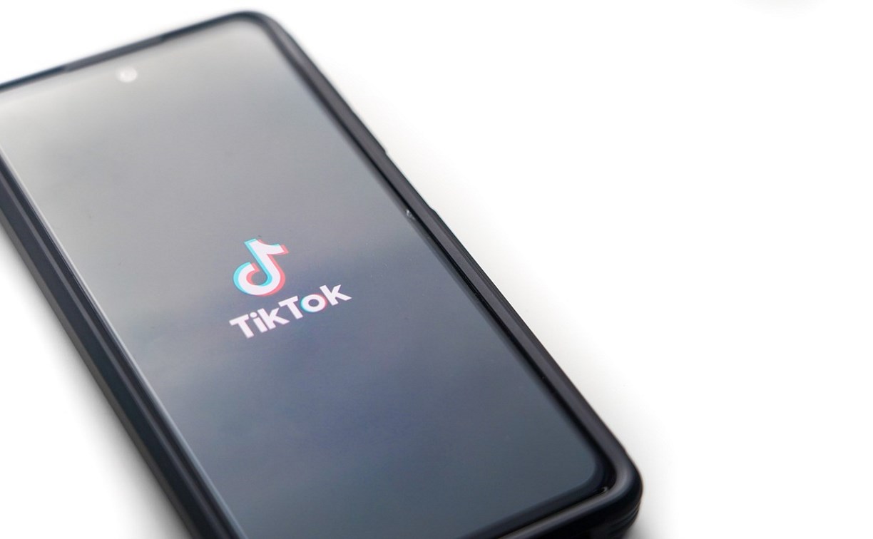 TikTok ограничил работу в России из-за закона о "фейках"
