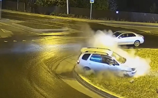 Появилось видео с моментом ДТП на кольце Украинской в Южно-Сахалинске