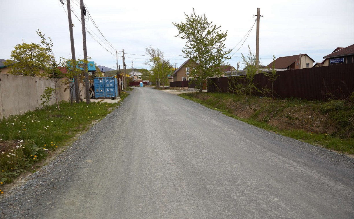 В Южно-Сахалинске проинспектировали дорогу, обустроенную по экспериментальной технологии