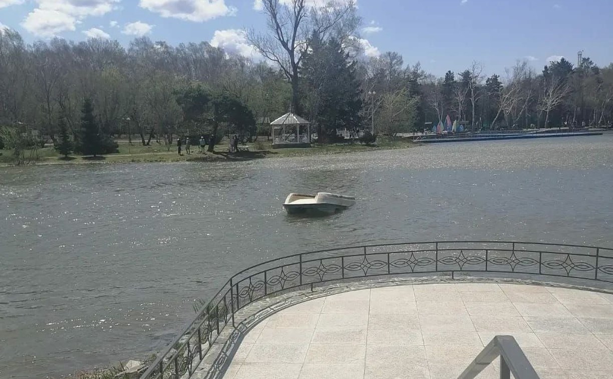 Катамаран с ребёнком перевернулся на озере в парке Южно-Сахалинска
