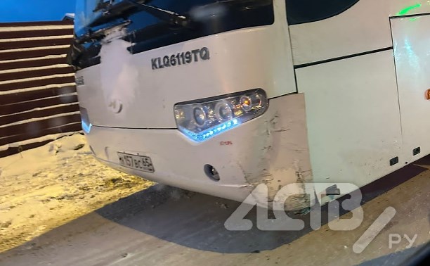Автобус и легковушка столкнулись в Южно-Сахалинске