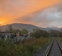 Южно-Сахалинск начал новый день с огненного рассвета и двойной радуги