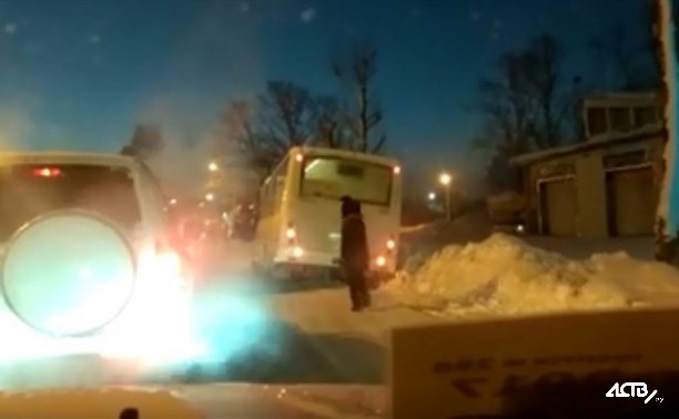 Пассажирский автобус угодил в кювет в Южно-Сахалинске