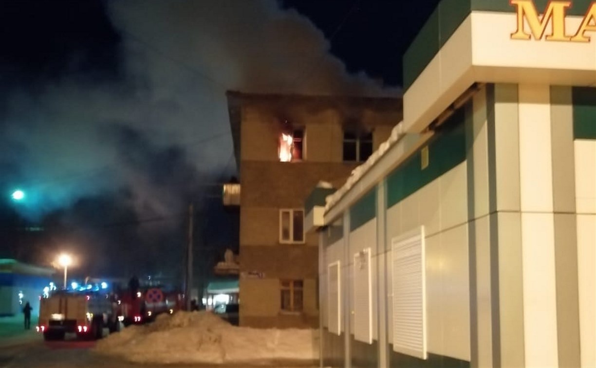 Шесть человек спасли с третьего этажа при пожаре в Аниве