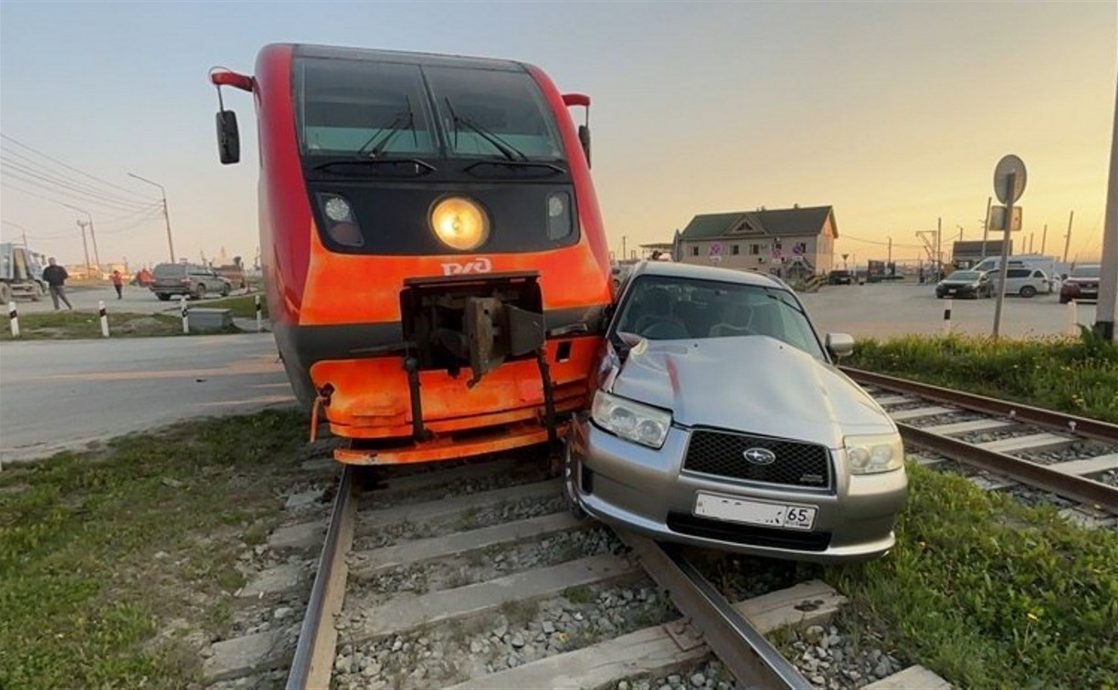 Шесть авто попали под поезд: на Сахалине резко выросло число ДТП на ж/д путях 