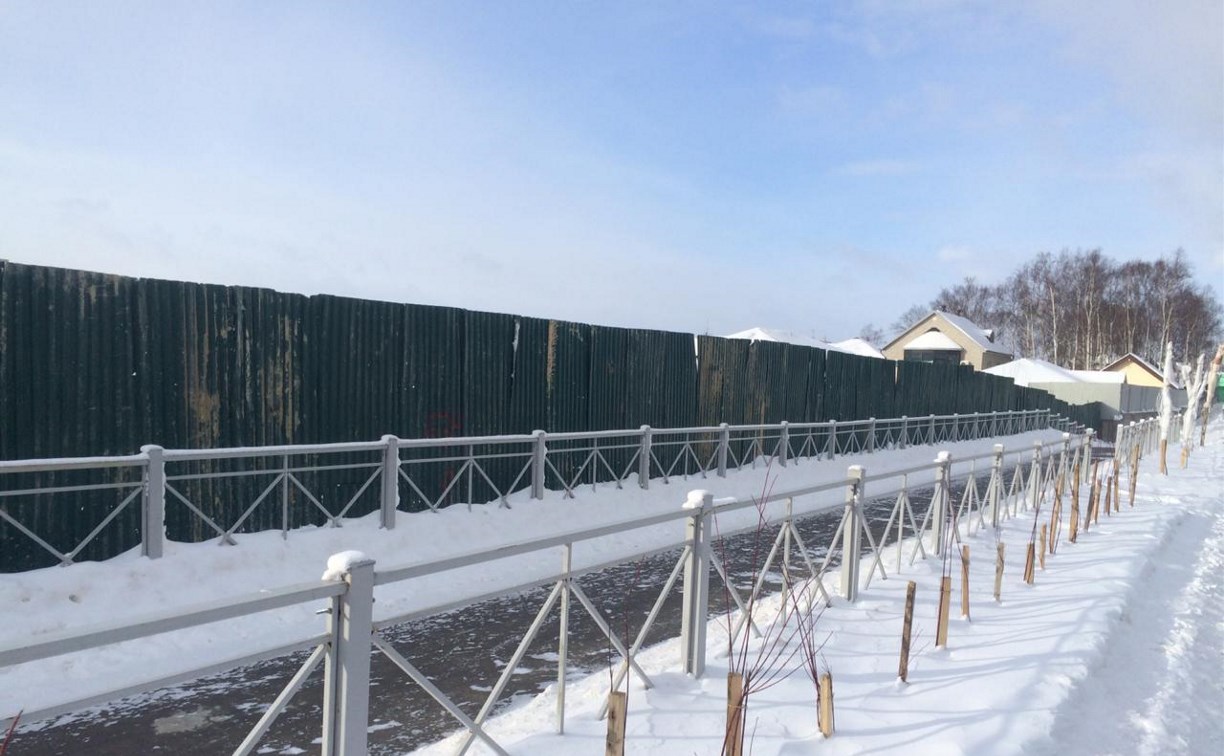 Строителей Южно-Сахалинска просят почистить ограду стройплощадок