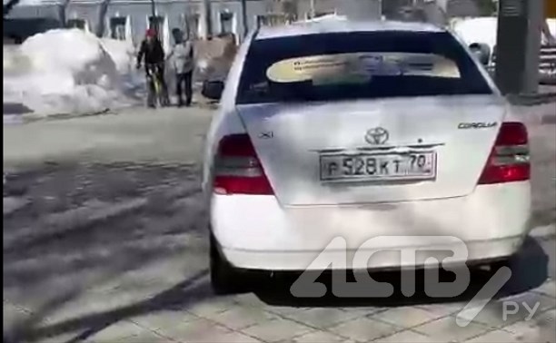 Таксист колесил по пешеходным дорожкам в сквере в Южно-Сахалинске 