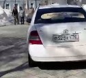 Таксист колесил по пешеходным дорожкам в сквере в Южно-Сахалинске 