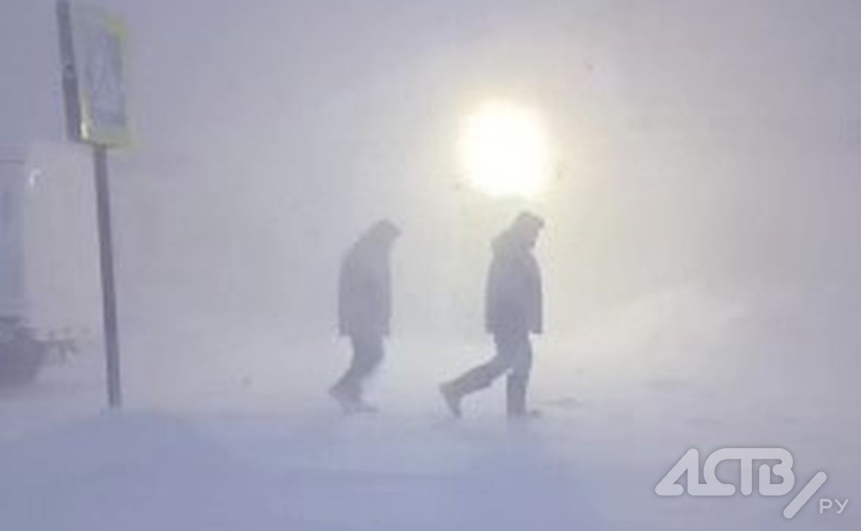 "Местные такую погоду любят": курильчанин снял на видео, как мощная метель сбивала с ног