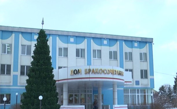 Первые новогодние елки - уже в Южно-Сахалинске Первые новогодние елки - уже в Южно-Сахалинске