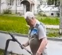Жительница Южно-Сахалинска выбросила из подъезда детские самокаты и назвала их хламом