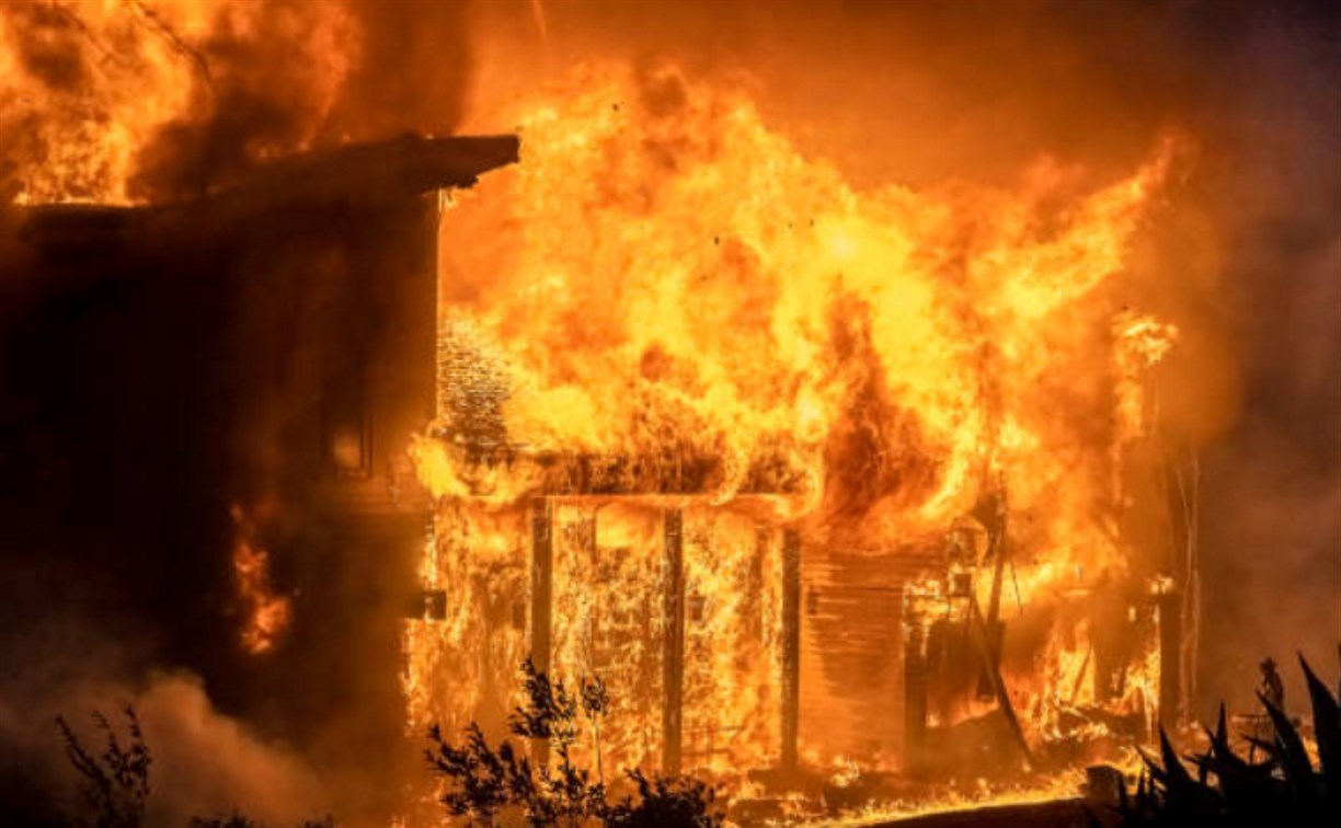 Дачный дом загорелся в районе заброшенной воинской части в Долинске