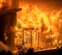 Дачный дом загорелся в районе заброшенной воинской части в Долинске