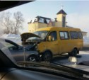 Лобовое столкновение маршрутного такси и «Мазды» произошло в Южно-Сахалинске