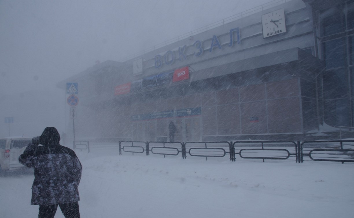 Сахалинские железные дороги очищают от последствий циклона