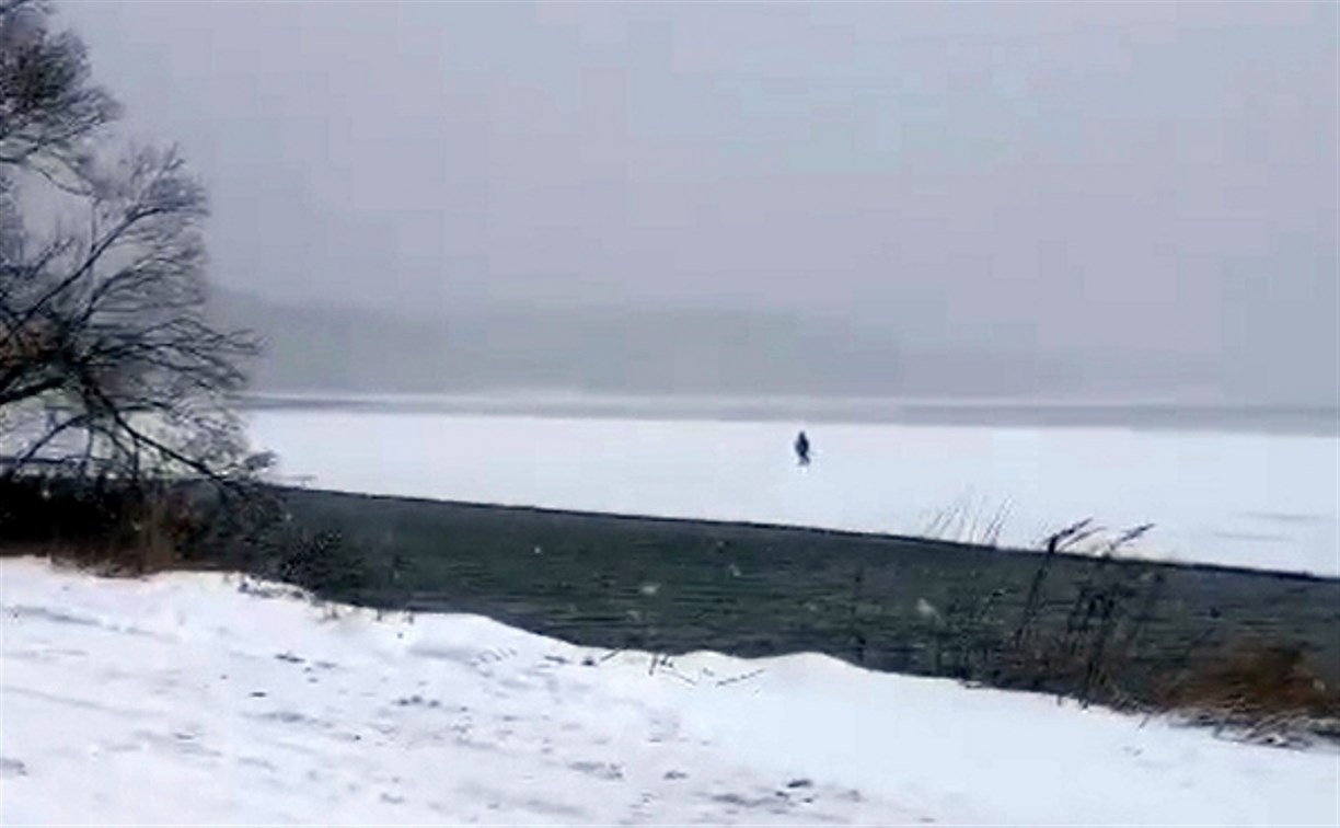 Зачем он там бродит: на Изменчивом рыбак ходил по льду, отрезанному от берега водой