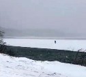 Зачем он там бродит: на Изменчивом рыбак ходил по льду, отрезанному от берега водой